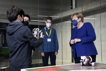 Angela Merkel besucht das TUMO Lernzentrum in Berlin