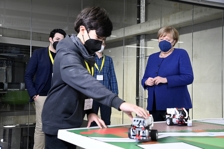 Angela Merkel besucht das TUMO Lernzentrum in Berlin
