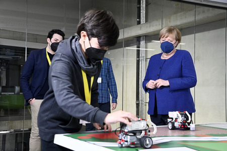 Angela Merkel besucht das TUMO Lernzentrum in Berlin