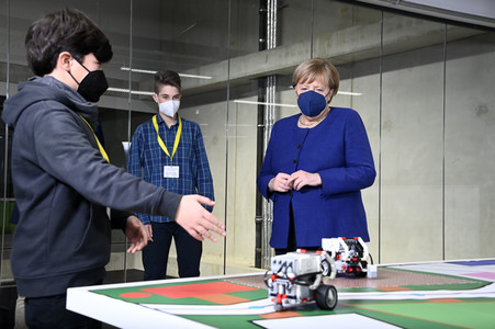 Angela Merkel besucht das TUMO Lernzentrum in Berlin