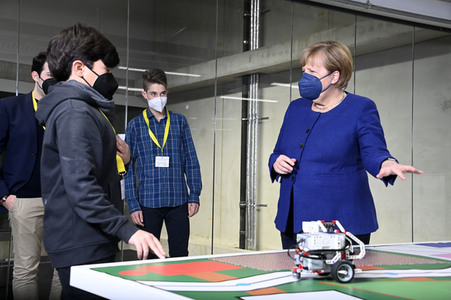 Angela Merkel besucht das TUMO Lernzentrum in Berlin