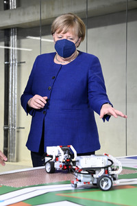 Angela Merkel besucht das TUMO Lernzentrum in Berlin