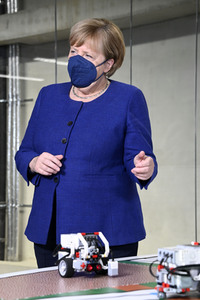 Angela Merkel besucht das TUMO Lernzentrum in Berlin