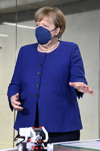 Angela Merkel besucht das TUMO Lernzentrum in Berlin