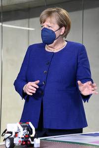 Angela Merkel besucht das TUMO Lernzentrum in Berlin