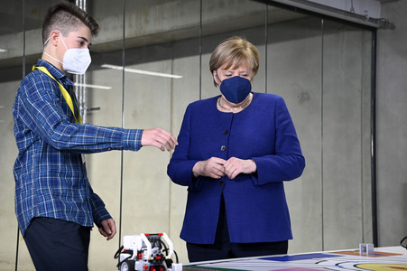 Angela Merkel besucht das TUMO Lernzentrum in Berlin