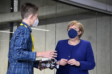 Angela Merkel besucht das TUMO Lernzentrum in Berlin