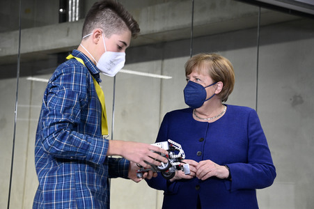 Angela Merkel besucht das TUMO Lernzentrum in Berlin