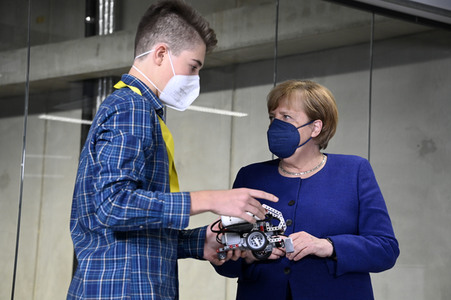 Angela Merkel besucht das TUMO Lernzentrum in Berlin