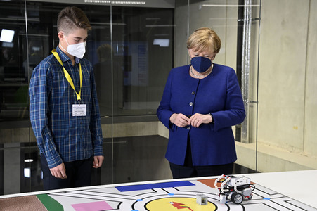 Angela Merkel besucht das TUMO Lernzentrum in Berlin