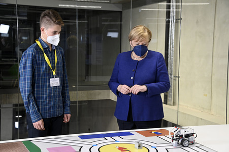 Angela Merkel besucht das TUMO Lernzentrum in Berlin