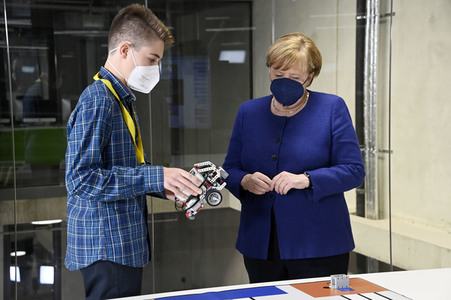 Angela Merkel besucht das TUMO Lernzentrum in Berlin