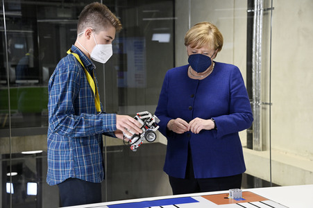 Angela Merkel besucht das TUMO Lernzentrum in Berlin