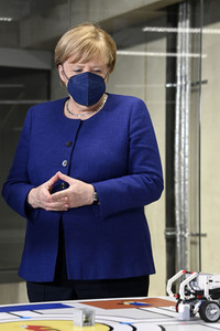 Angela Merkel besucht das TUMO Lernzentrum in Berlin