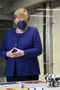 Angela Merkel besucht das TUMO Lernzentrum in Berlin