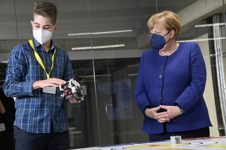 Angela Merkel besucht das TUMO Lernzentrum in Berlin