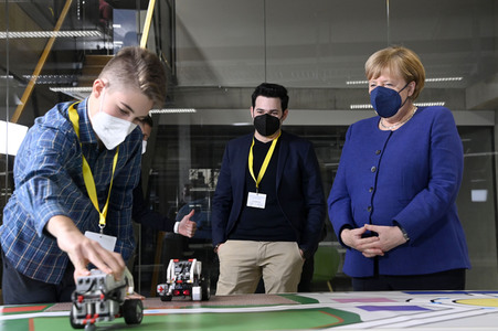Angela Merkel besucht das TUMO Lernzentrum in Berlin