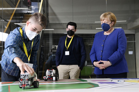 Angela Merkel besucht das TUMO Lernzentrum in Berlin