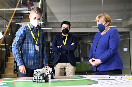 Angela Merkel besucht das TUMO Lernzentrum in Berlin