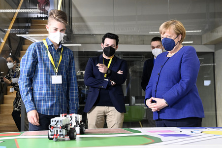 Angela Merkel besucht das TUMO Lernzentrum in Berlin