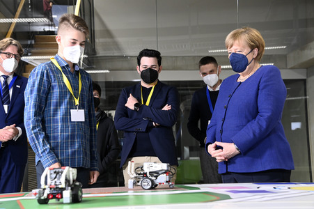 Angela Merkel besucht das TUMO Lernzentrum in Berlin