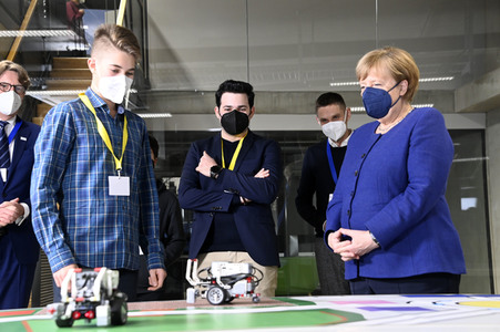 Angela Merkel besucht das TUMO Lernzentrum in Berlin