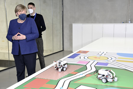 Angela Merkel besucht das TUMO Lernzentrum in Berlin