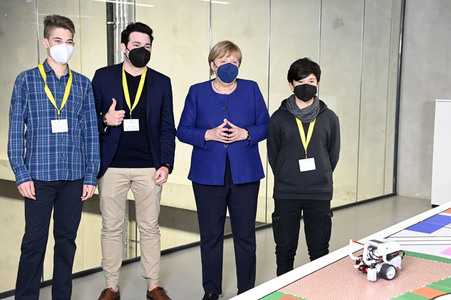 Angela Merkel besucht das TUMO Lernzentrum in Berlin