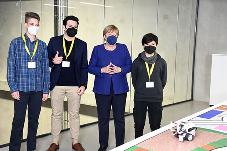 Angela Merkel besucht das TUMO Lernzentrum in Berlin