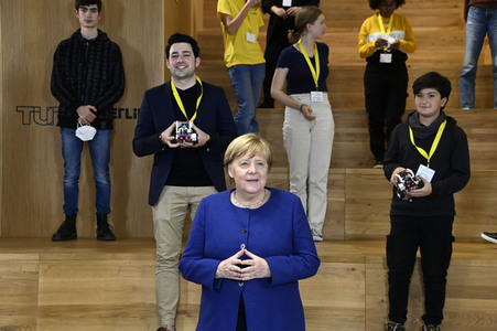 Angela Merkel besucht das TUMO Lernzentrum in Berlin