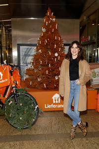 Natalia Avelon eröffnet Wunschbaum in Berlin