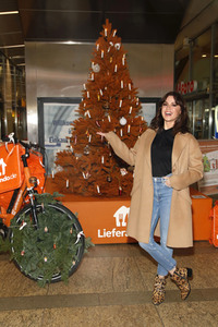 Natalia Avelon eröffnet Wunschbaum in Berlin