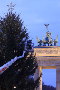 Weihnachtsbaum am Brandenburger Tor in Berlin