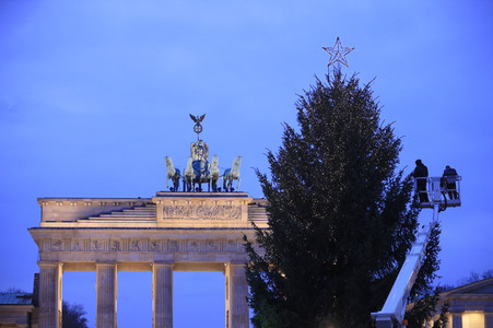 Weihnachtsbaum am Brandenburger Tor in Berlin