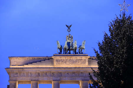 Weihnachtsbaum am Brandenburger Tor in Berlin