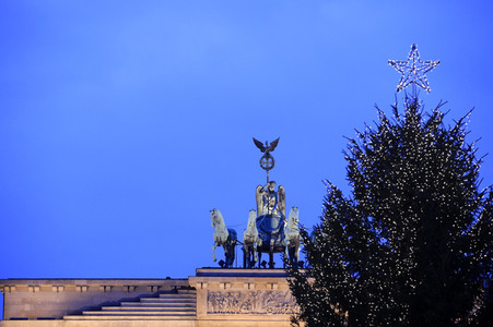 Weihnachtsbaum am Brandenburger Tor in Berlin