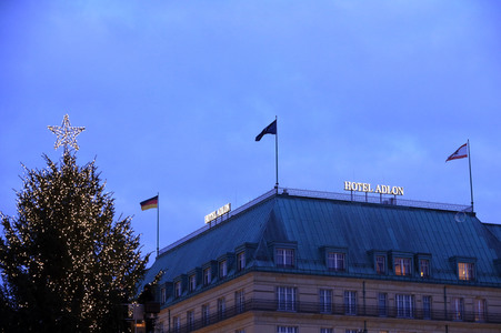 Weihnachtsbaum am Brandenburger Tor in Berlin