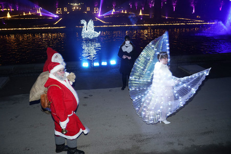 Weihnachtsmannvollversammlung bei Weihnachten im Tierpark in Berlin