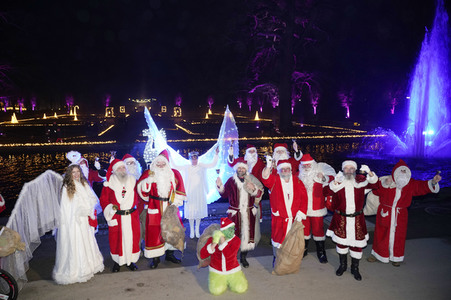 Weihnachtsmannvollversammlung bei Weihnachten im Tierpark in Berlin