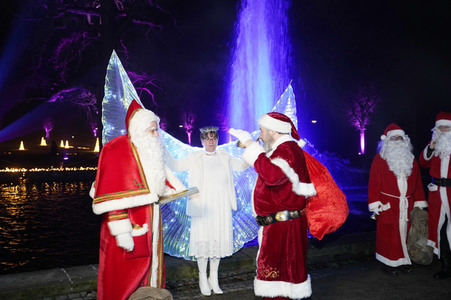 Weihnachtsmannvollversammlung bei Weihnachten im Tierpark in Berlin