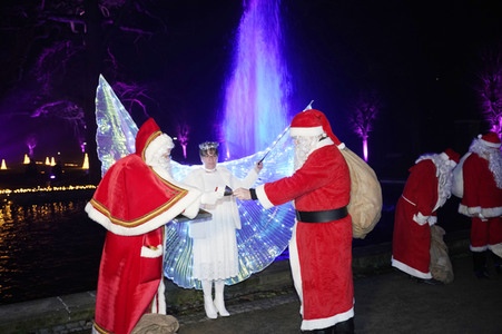 Weihnachtsmannvollversammlung bei Weihnachten im Tierpark in Berlin