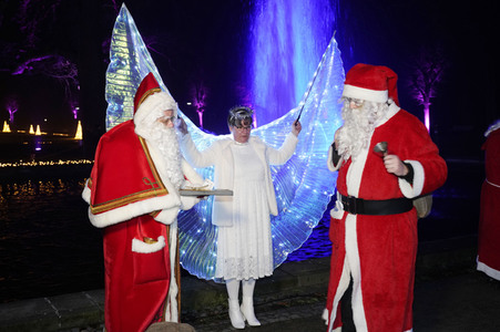 Weihnachtsmannvollversammlung bei Weihnachten im Tierpark in Berlin