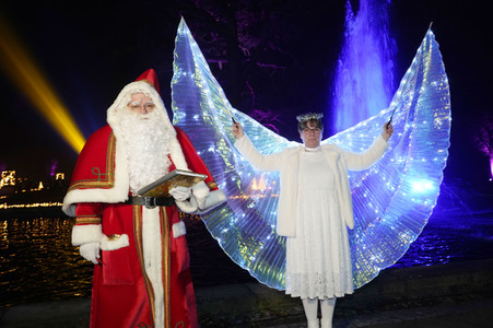 Weihnachtsmannvollversammlung bei Weihnachten im Tierpark in Berlin