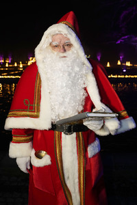 Weihnachtsmannvollversammlung bei Weihnachten im Tierpark in Berlin