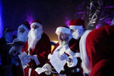 Weihnachtsmannvollversammlung bei Weihnachten im Tierpark in Berlin
