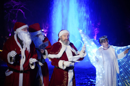 Weihnachtsmannvollversammlung bei Weihnachten im Tierpark in Berlin