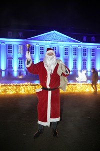 Weihnachtsmannvollversammlung bei Weihnachten im Tierpark in Berlin
