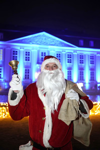 Weihnachtsmannvollversammlung bei Weihnachten im Tierpark in Berlin
