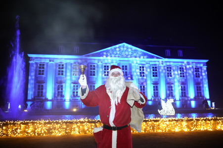 Weihnachtsmannvollversammlung bei Weihnachten im Tierpark in Berlin