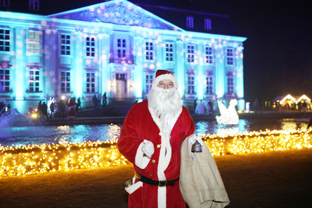Weihnachtsmannvollversammlung bei Weihnachten im Tierpark in Berlin